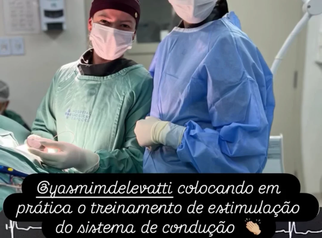 Equipe em sala de eletrofisiologia para implante de CDI endovenoso
