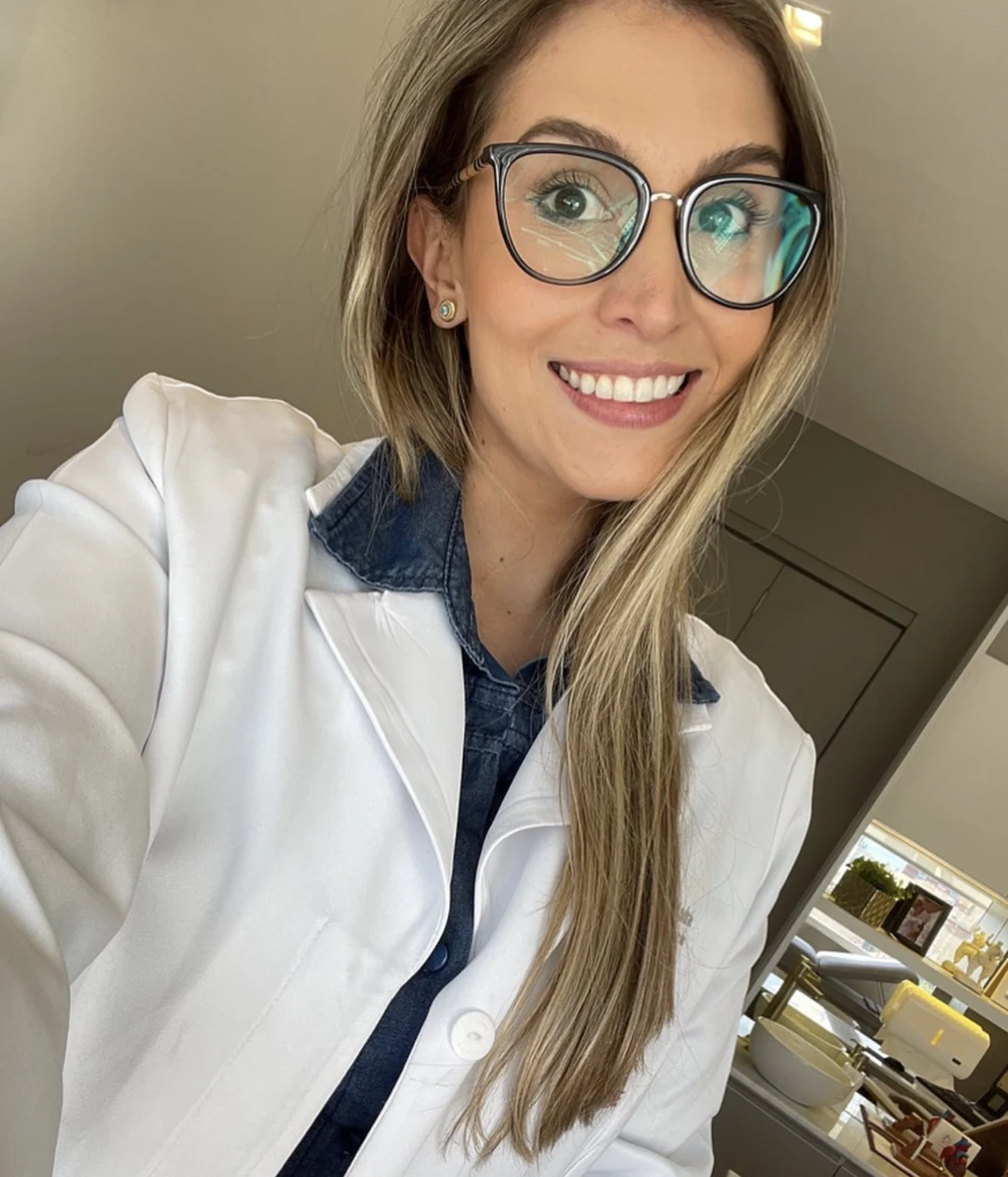 Dra. Karina de Andrade no consultório Medplex Sul