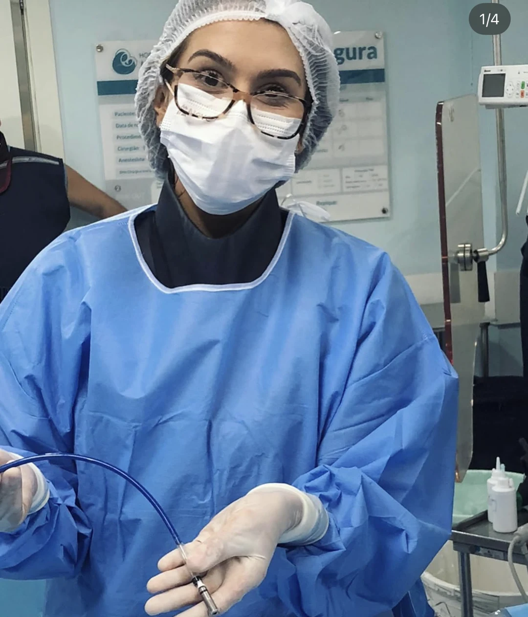 Dra. Karina de Andrade segurando o marcapasso Micra Medtronic